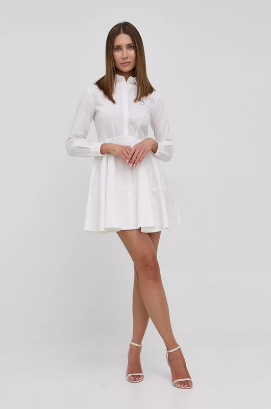 Biała sukienka na lato 2022