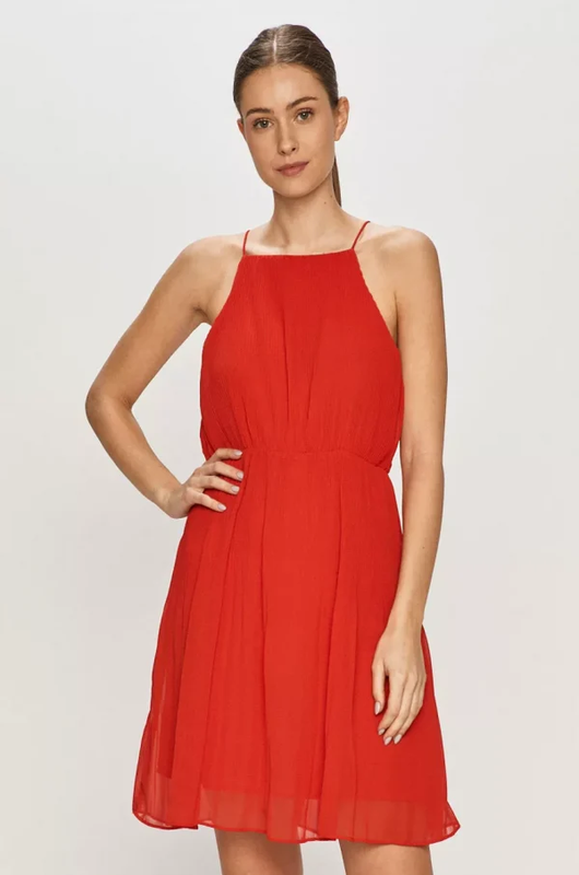 Czerwona sukienka na lato