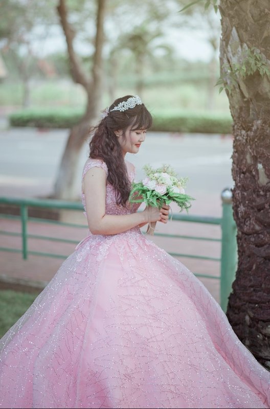Kobieta w różowej sukni ślubnej