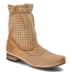 Botki damskie Pollonus, naturalna skóra w jasnym odcieniu z perforowaną cholewką elastycznym wykończeniem przy górnej krawędzi oraz niskim obcasem, b
